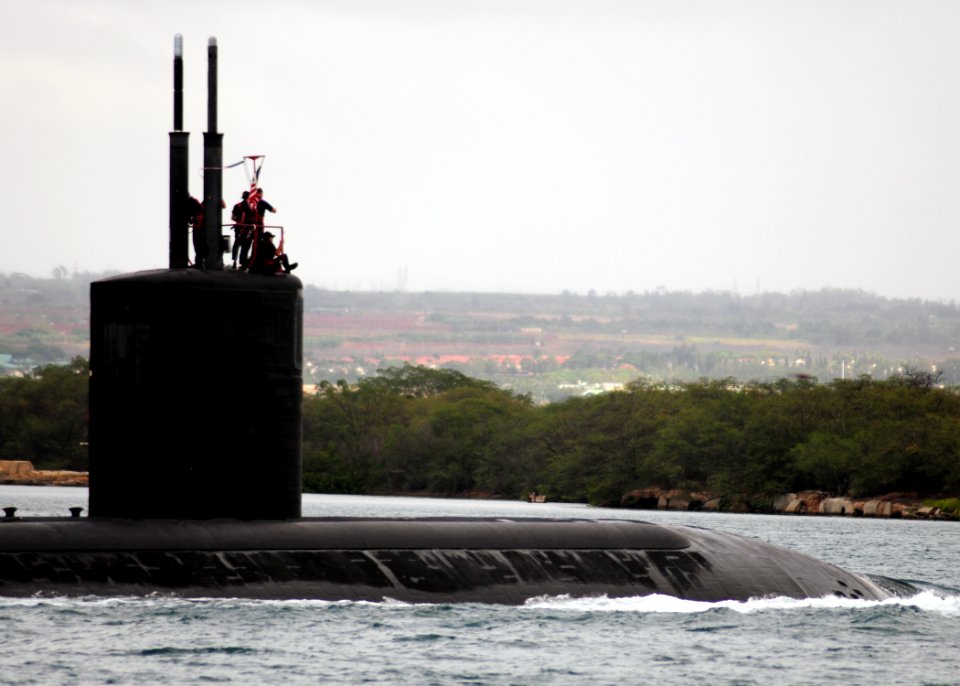 US Navy 100731-N-6854D-089 The Los Angeles-class fast-attack submarine USS Pasadena (SSN 752) returns to Joint Base Pearl Harbor-Hickam after participating in Rim of the Pacific (RIMPAC) 2010 exercises