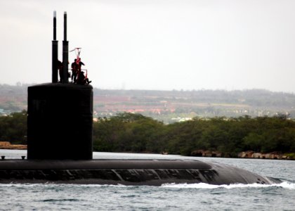 US Navy 100731-N-6854D-089 The Los Angeles-class fast-attack submarine USS Pasadena (SSN 752) returns to Joint Base Pearl Harbor-Hickam after participating in Rim of the Pacific (RIMPAC) 2010 exercises