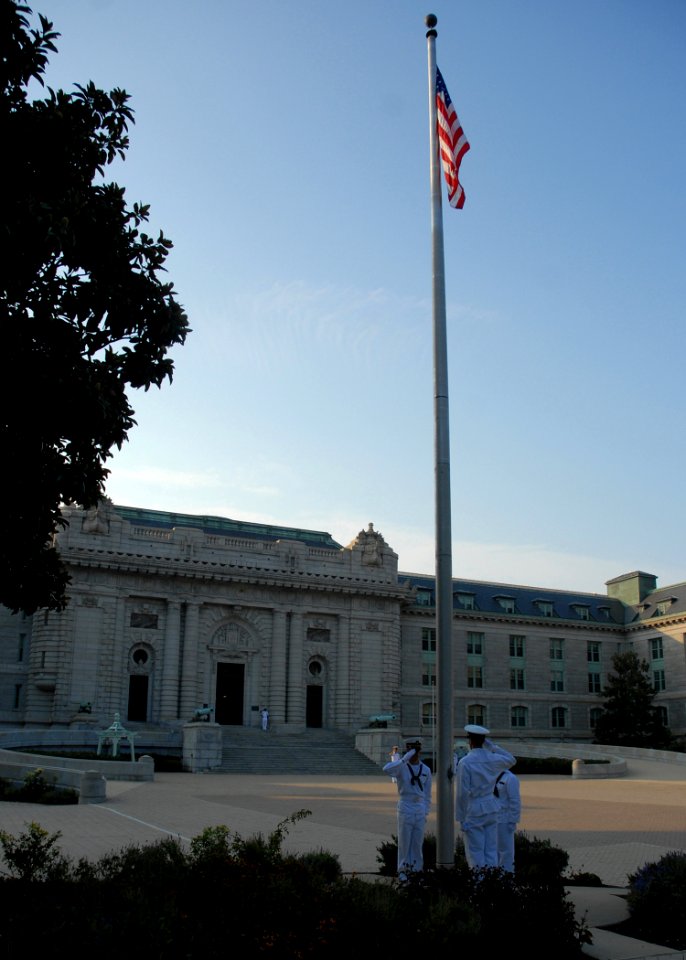 US Navy 100729-N-3857R-006 idshipmen at the U.S. Naval Academy raise the national ensign during morning colors in Tecumseh Court