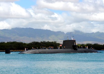 US Navy 100730-N-8539M-197 The Japan Maritime Self-Defense Force (JMSDF) Oyashio-class submarine JS Mochisio (SS 600) returns to Joint Base Pearl Harbor-Hickam after participating in Rim of the Pacific (RIMPAC) 2010 exercises