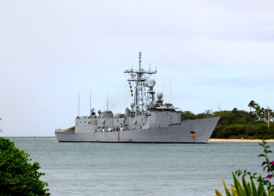 US Navy 100730-N-8539M-164 The Oliver Hazard Perry-class guided-missile frigate USS McClusky (FFG 41) returns to Joint Base Pearl Harbor-Hickam after participating in Rim of the Pacific (RIMPAC) 2010 exercises