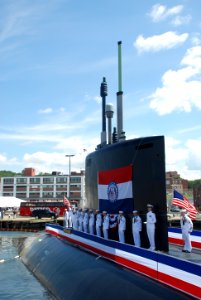 US Navy 100731-N-3090M-460 USS Missouri (SSN 780) mans the rails and bring the ship to life as the periscopes and antennas are raised following its commissioning at Naval Submarine Base New London