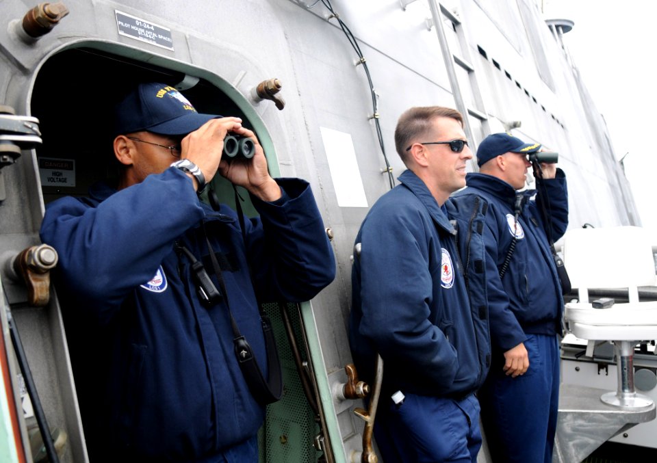 US Navy 100807-N-7058E-123 Lt. Cmdr. Antonio Hyde, left, monitors the range between the littoral combat ship USS Freedom (LCS 1)
