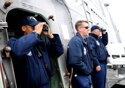 US Navy 100807-N-7058E-123 Lt. Cmdr. Antonio Hyde, left, monitors the range between the littoral combat ship USS Freedom (LCS 1)