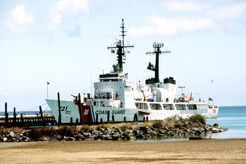USCGC Gallatin (WHEC-721) at Naval Station Roosevelt Roads on 30 March 1988 (6449555)