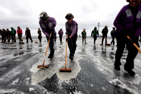 US Navy 100807-N-3659B-107 Sailors and Marines assigned to USS Ronald Reagan (CVN 76) and Carrier Air Wing (CVW) 14 participate in a scrubbing exercise