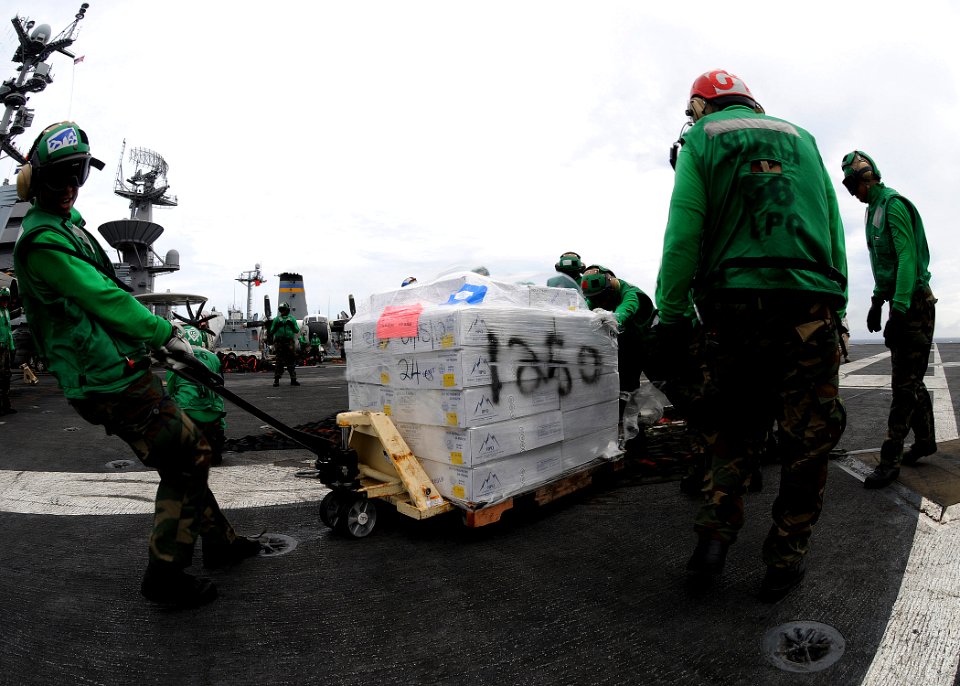US Navy 100809-N-4830B-056 Sailors from the supply department of the aircraft carrier USS George Washington (CVN 73) transport supplies during a vertical replenishment