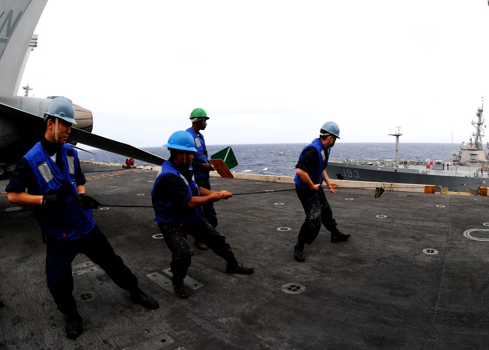 US Navy 100809-N-4830B-085 Sailors hold a distance line aboard the aircraft carrier USS George Washington (CVN 73) during a replenishment at sea