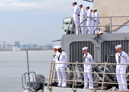 US Navy 100810-N-3215T-084 Sailors aboard USS John S. McCain (DDG 56) man the rails as the ship transits into the port of Da Nang