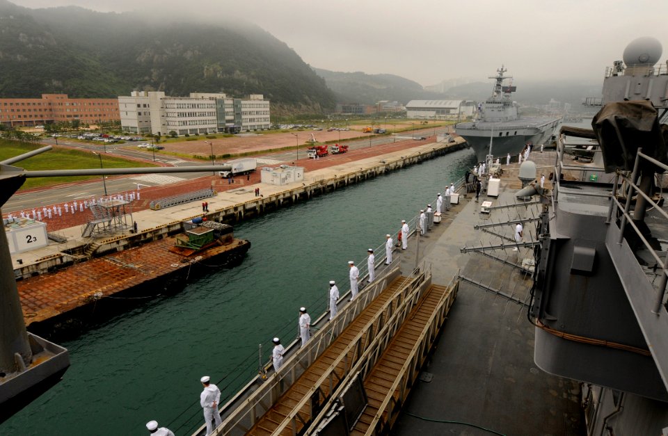 US Navy 100813-N-7280V-230 Sailors man the rails aboard the U.S. 7th Fleet command ship USS Blue Ridge (LCC 19) as the ship pulls into Busan with Republic of Korea ship Dokdo (LPH 6111)