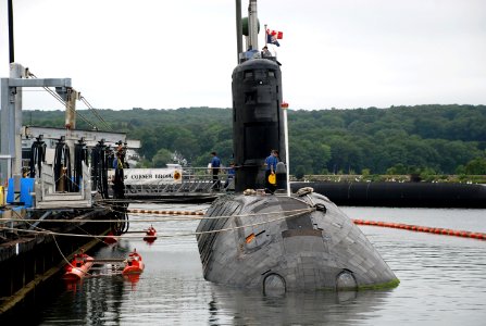 US Navy 100816-N-3090M-176 The Canadian navy Victoria-class long-range patrol submarine HMCS Corner Brook (SSK 878) arrives at Naval Submarine Base New London for a scheduled port visit