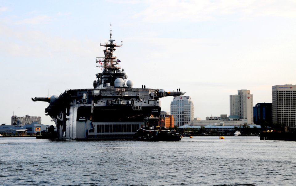 US Navy 100816-N-7508R-385 The multipurpose amphibious assault ship USS Bataan (LHD 5) transits the Elizabeth River