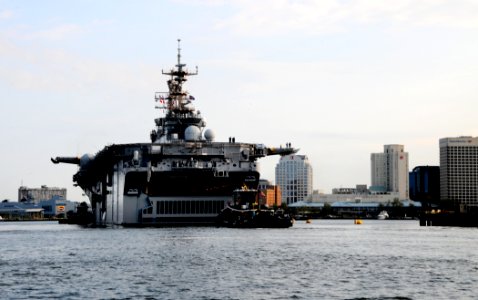 US Navy 100816-N-7508R-385 The multipurpose amphibious assault ship USS Bataan (LHD 5) transits the Elizabeth River