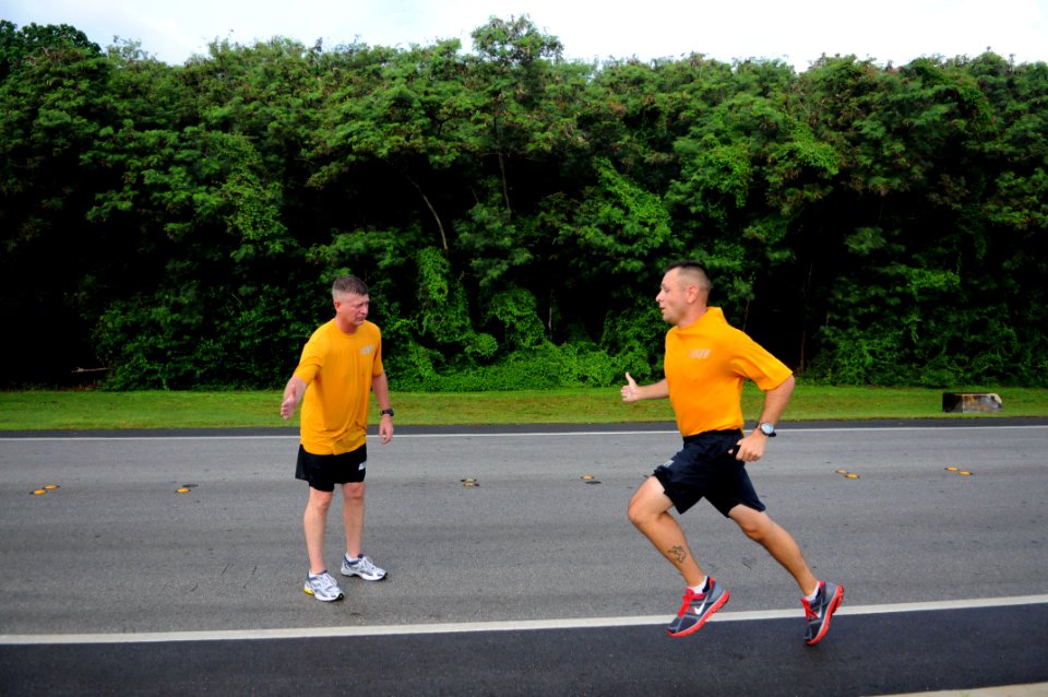 US Navy 100820-N-9818V-077 Master Chief Petty Officer of the Navy (MCPON) Rick West meets Sailors assigned to Maritime Expeditionary Security Squadron (MSRON) 7 at the end of a morning physical training session