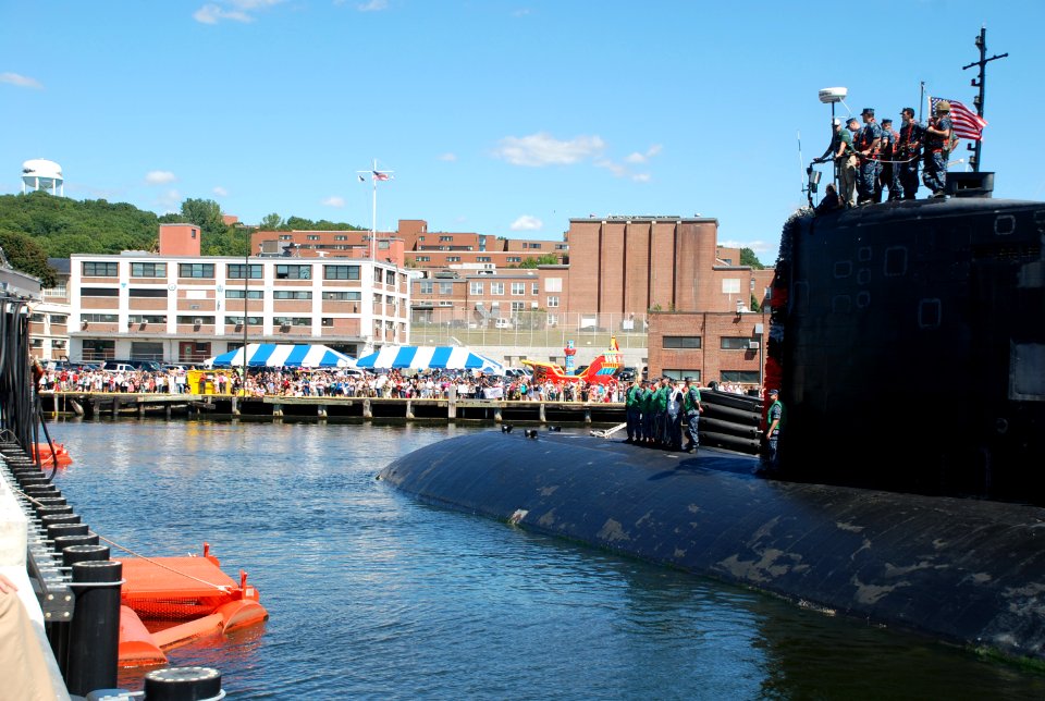 US Navy 100827-N-3090M-274 The Los Angeles-class attack submarine USS Annapolis (SSN 760) returns to homeport at Naval Submarine Base New London following a scheduled six-month deployment