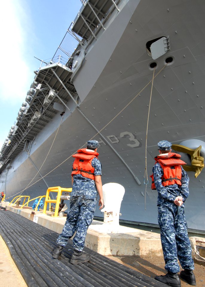 US Navy 100827-N-2855B-173 Line handlers release the lines mooring the amphibious assault ship USS Kearsarge (LHD 3) at Naval Station Norfolk as the ship prepares to depart on a U.S. humanitarian mission to Pakistan