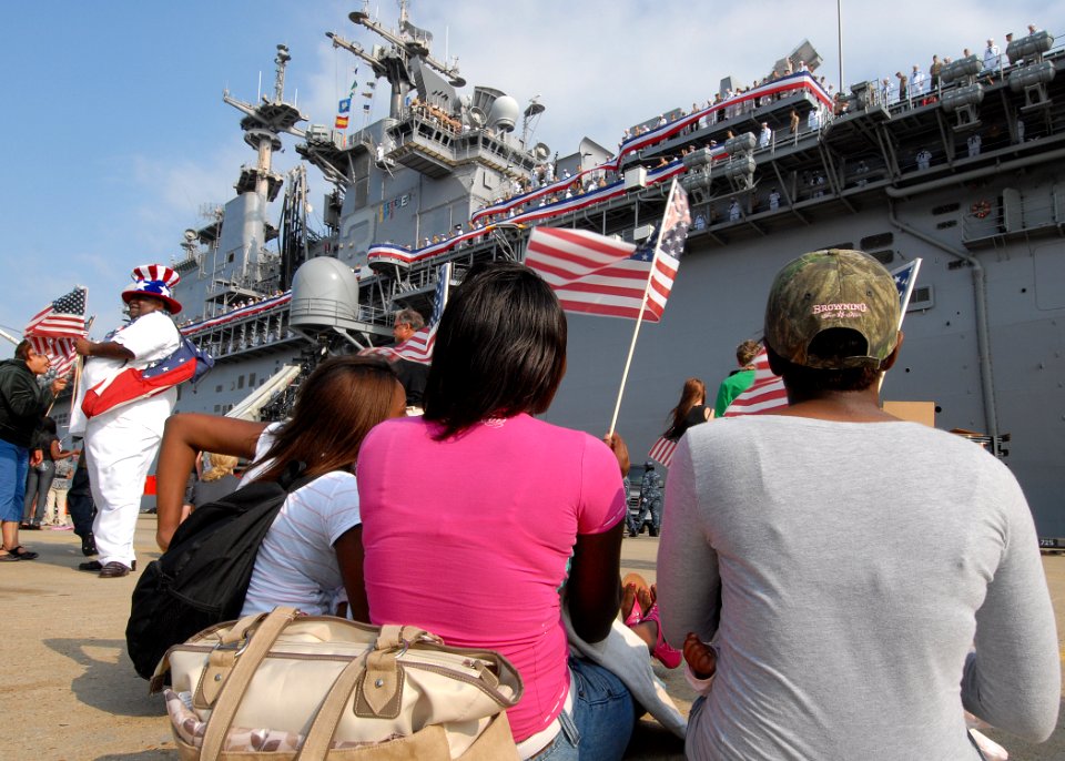 US Navy 100827-N-2855B-148 Friends and family sit pierside as the amphibious assault ship USS Kearsarge (LHD 3) prepares to depart