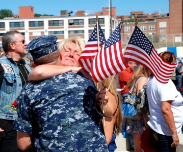 US Navy 100827-N-3090M-391 Friends and family welcome home Sailors aboard the Los Angeles-class attack submarine USS Annapolis (SSN 760) photo