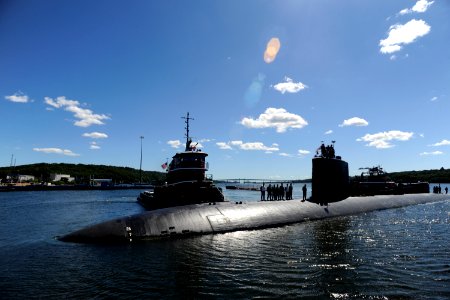 US Navy 100827-N-8467N-002 USS Annapolis (SSN 760) pulls into Submarine Base New London in Groton, Conn., after returning from a scheduled six-month deployment photo