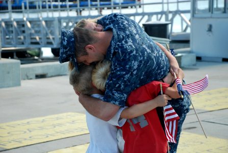 US Navy 100827-N-3090M-372 Friends and family welcome home Sailors aboard the Los Angeles-class attack submarine USS Annapolis (SSN 760) photo