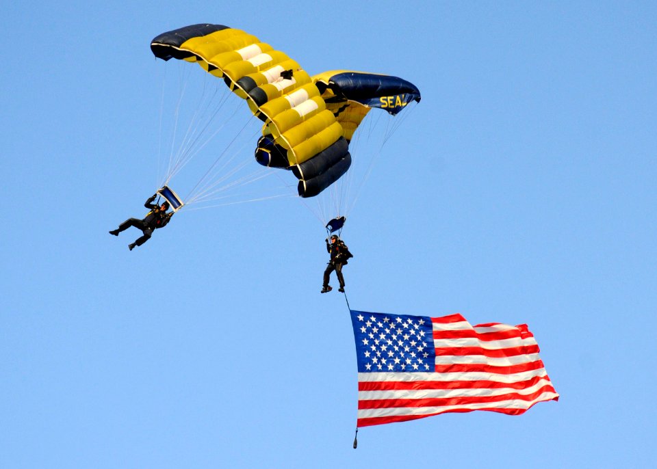 US Navy 100827-N-5366K-339 Sailors assigned to the U.S. Navy parachute demonstration team, the Leap Frogs, make their final approach toward the drop zone at Western Idaho State Fair