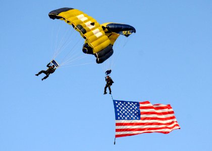 US Navy 100827-N-5366K-339 Sailors assigned to the U.S. Navy parachute demonstration team, the Leap Frogs, make their final approach toward the drop zone at Western Idaho State Fair photo