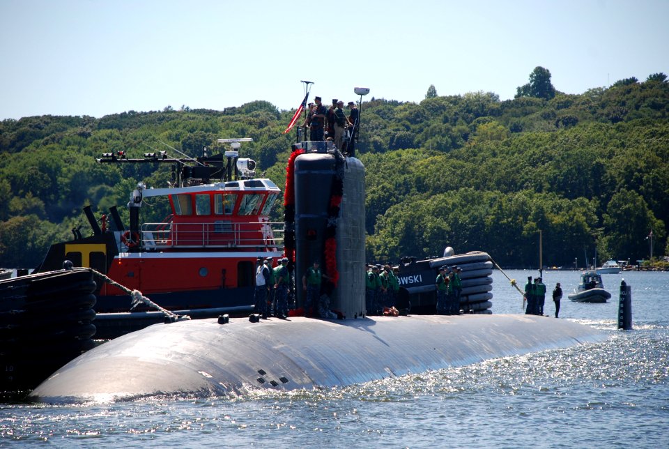 US Navy 100827-N-3090M-231 Los Angeles-class attack submarine USS Annapolis (SSN 760) returns to homeport at Naval Submarine Base New London following a scheduled six-month deployment