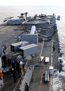 US Navy 100831-N-2908M-001 Fire controlmen aboard the amphibious assault ship USS Kearsarge (LHD 3) load the forward NATO Sea Sparrow mount