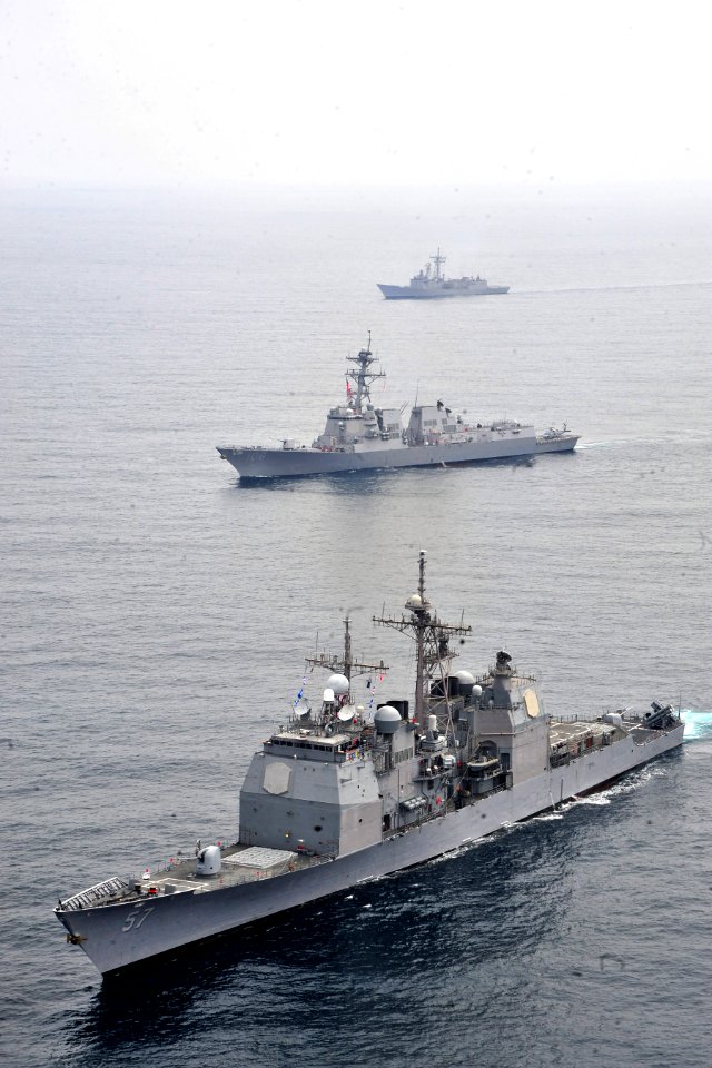US Navy 100901-N-2953W-151 USS Lake Champlain (CG 57), USS Stockdale (DDG 106), and USS Rentz (FFG 46) are underway off the coast of Southern California