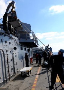 US Navy 100831-N-2908M-006 Fire Controlmen lower a sea sparrow holding unit to the deck of amphibious assault ship USS Kearsarge (LHD 3) during a missile loading evolution