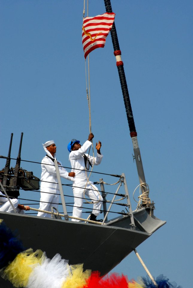 US Navy 100901-N-5292M-045 Sailors hoist the Navy Jack aboard the guided-missile destroyer USS Cole (DDG 67)