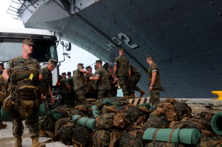 US Navy 100906-N-5215E-125 Marines board USS Essex (LHD 2) at White Beach Naval Facility in Okinawa, Japan