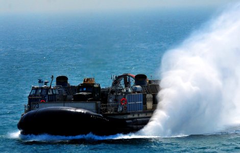 US Navy 100905-N-7948R-136 A landing craft air cushion approaches the amphibious dock landing ship USS Pearl Harbor (LSD 52)