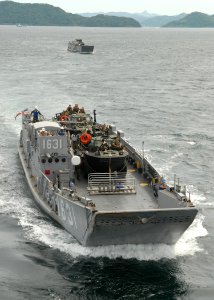 US Navy 100901-N-2218S-027 A landing craft, utility from Assault Craft Unit (ACU) 1 prepares to embark the amphibious assault ship USS Essex (LHD 2)