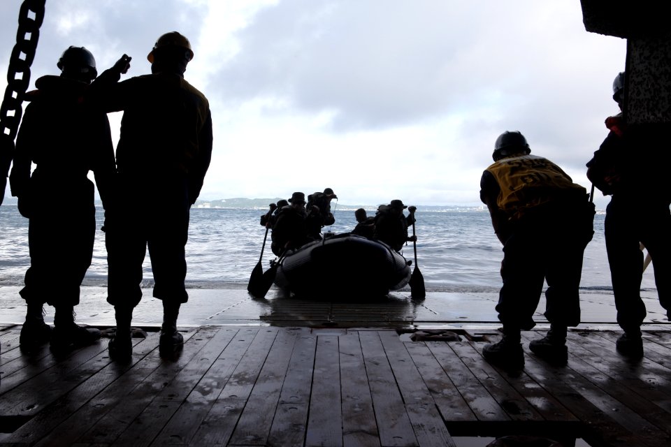 US Navy 100909-M-1093A-008 Marines launch reconnaissance craft for training aboard USS Essex
