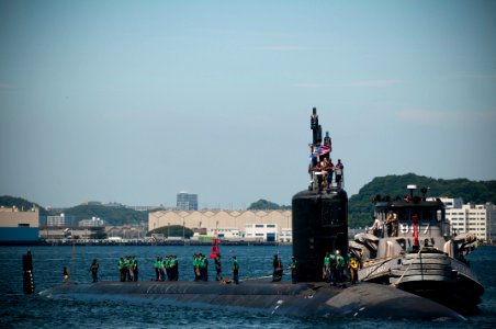 US Navy 100903-N-5758H-002 The Virginia-class attack submarine USS Hawaii (SSN 776) arrives at Fleet Activities Yokosuka