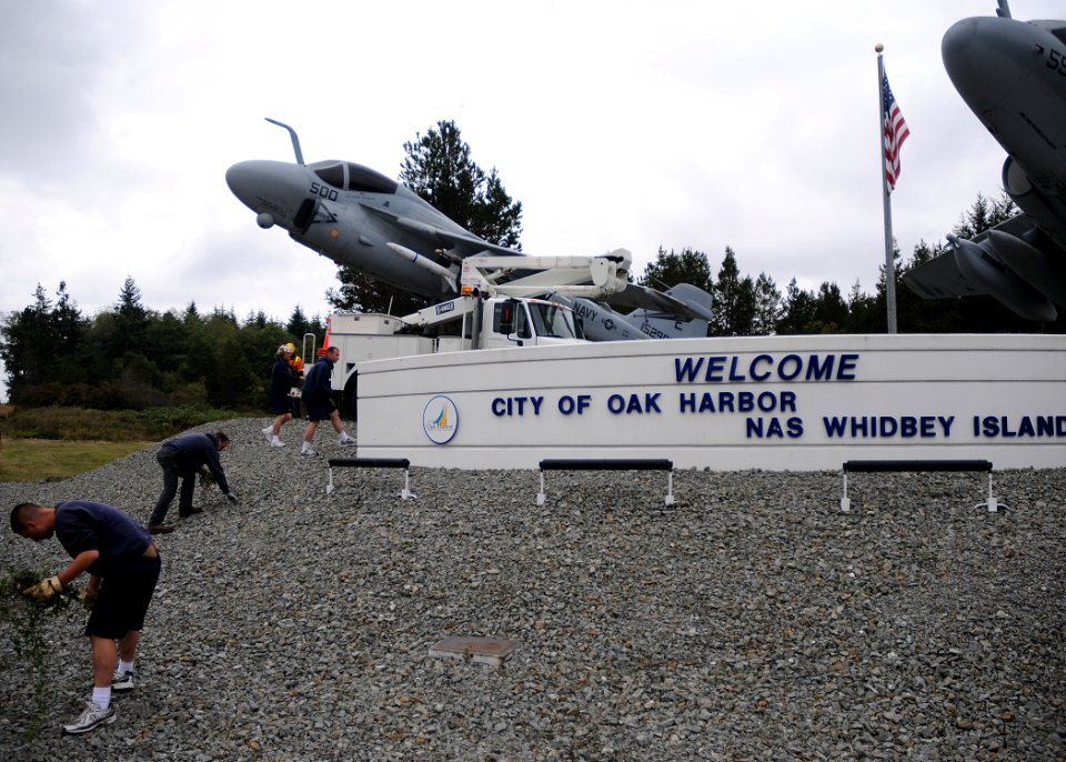 US Navy 100910-N-9520G-003 Chief petty officer selectees work alongside public works personnel from the City of Oak Harbor as they pull out overgro
