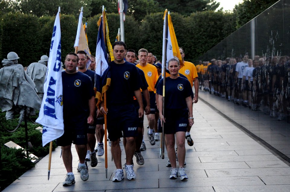 US Navy 100911-N-9818V-095 Chief petty officers and chief petty officer selects run throughout Washington, D.C., during the annual Navy Heritage Pr
