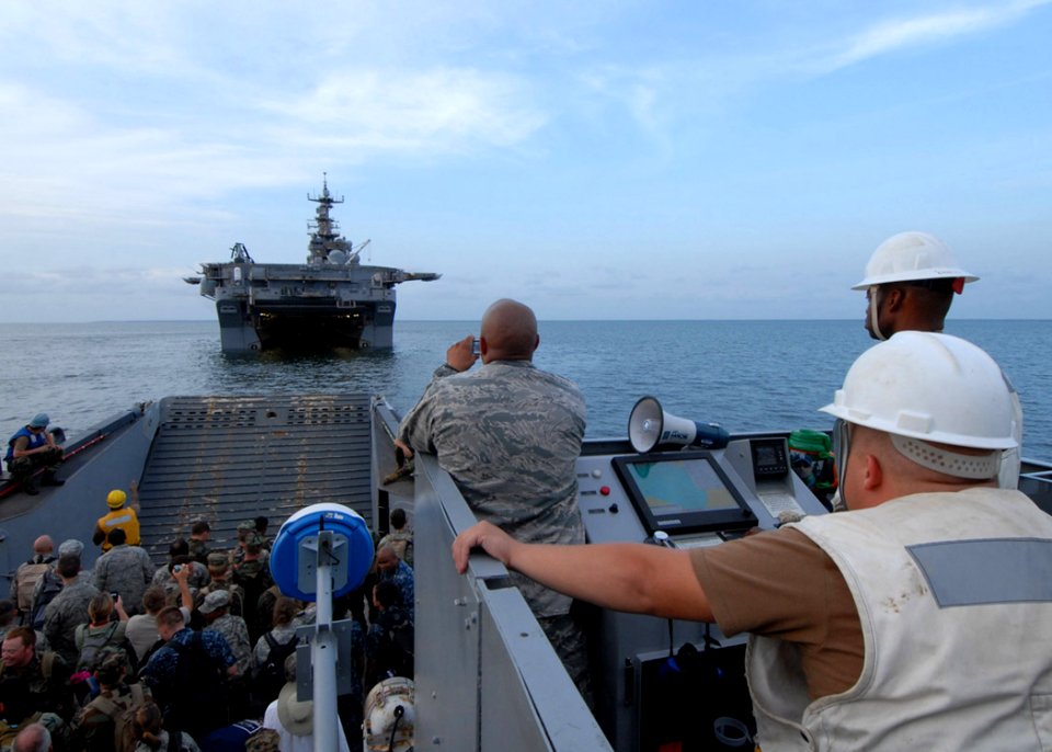 US Navy 100908-N-7680E-316 Landing Craft Utility (LCU) 1657 prepares to enter the well deck of USS Iwo Jima (LHD 7)