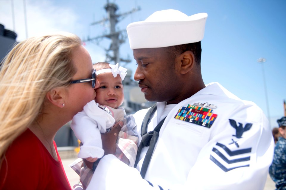 USS Bunker Hill (CG 52) homecoming 150604-N-IK388-049