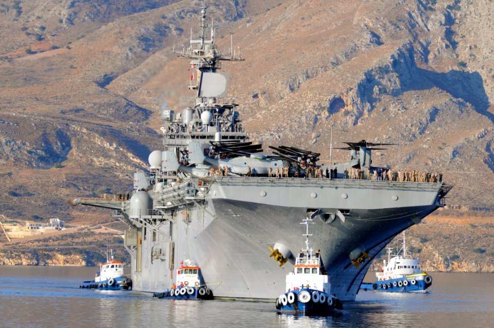 US Navy 100913-N-0780F-001 The Wasp-class amphibious assault ship USS Kearsarge (LHD 3) and embarked 26th Marine Expeditionary Unit (26th MEU) arri