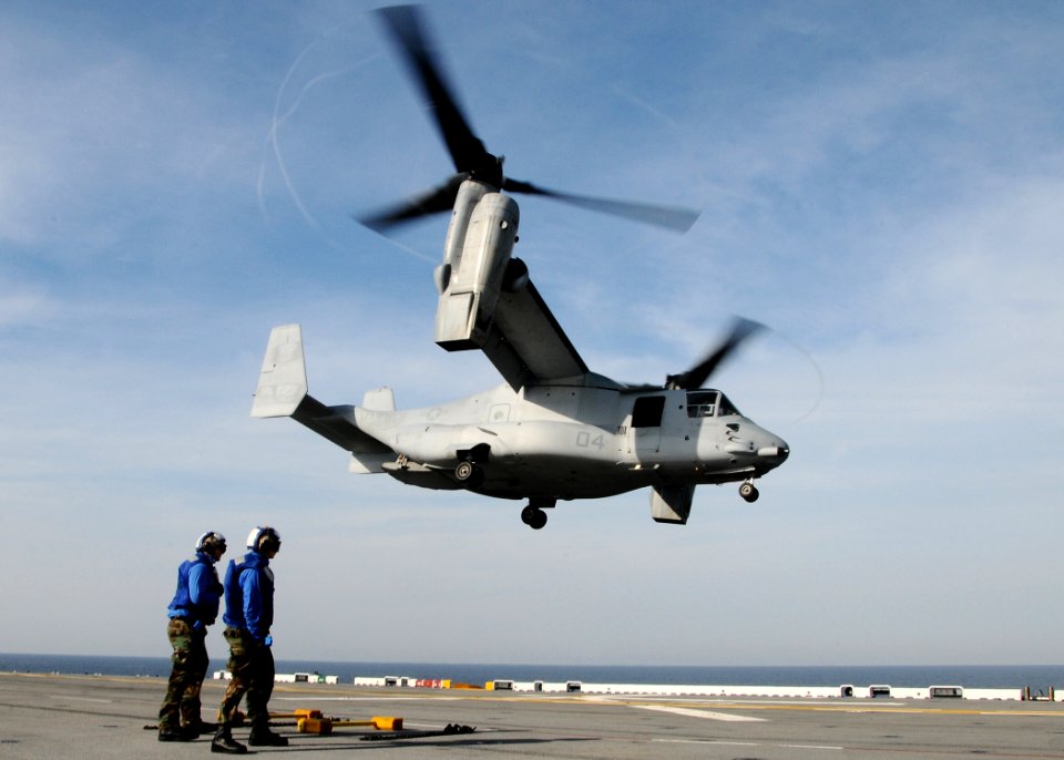 US Navy 101018-N-7508R-072 Aviation Boatswain's Mate Airman (Handling) Kelley Matthew and Aviation Boatswain's Mate Airman Justin Casey, from Brade