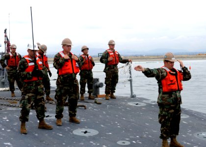 US Navy 101018-N-8959T-135 Sailors assigned to Amphibious Construction Battalion (ACB) 1 and Expeditionary Warfare Training Group Pacific prepare photo