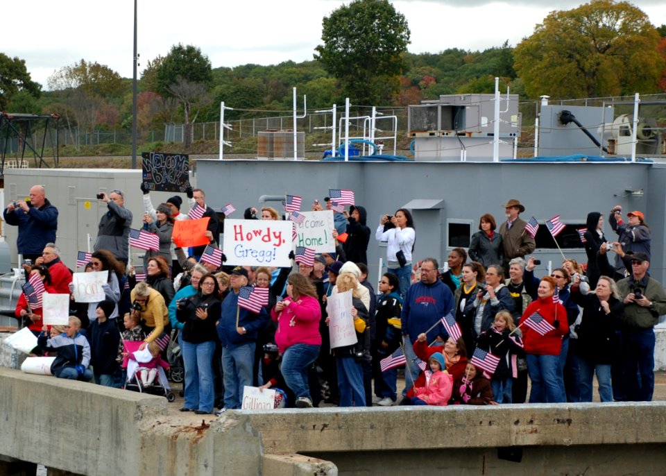 US Navy 101015-N-3090M-050 Friends and family of Sailors aboard the Los Angeles-class attack submarine USS Pittsburgh (SSN 720) welcome home loved