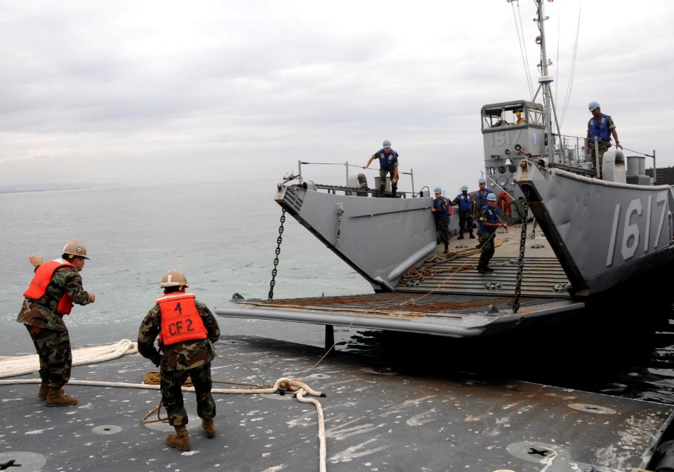 US Navy 101018-N-1786N-126 Boatswain's Mate 1st Class Justin Smith, assigned to Amphibious Construction Battalion (ACB) 1,