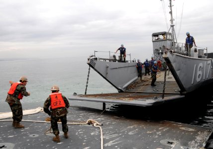 US Navy 101018-N-1786N-126 Boatswain's Mate 1st Class Justin Smith, assigned to Amphibious Construction Battalion (ACB) 1,