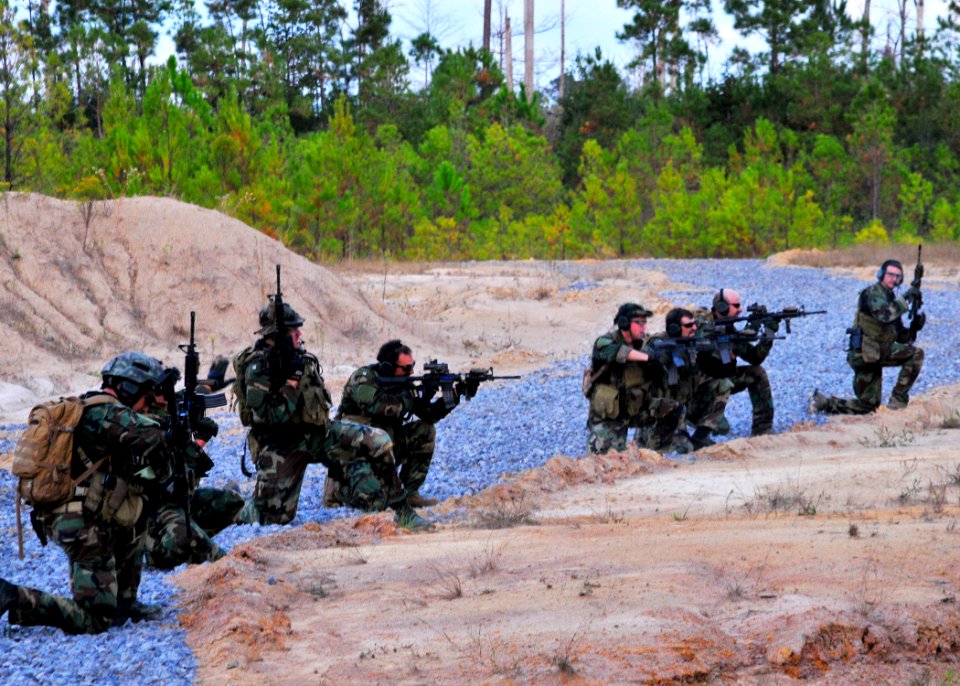 US Navy 101025-N-4044H-128 Navy SEALs conduct immediate action drills at the John C. Stennis Space Center