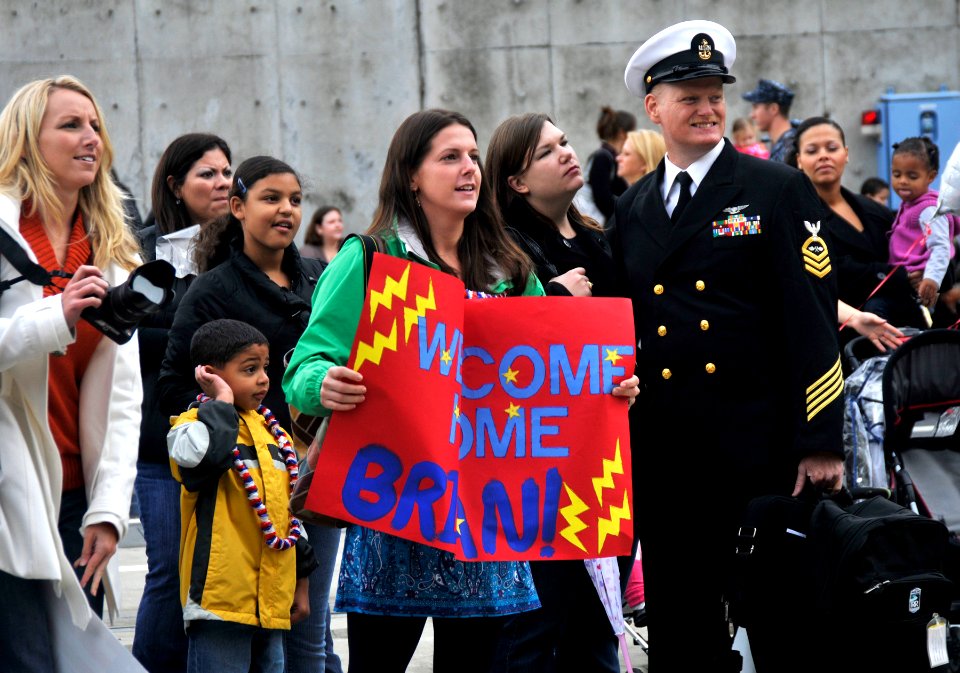US Navy 101101-N-7103C-221 Family members and friends welcome home Sailors from the aircraft carrier USS George Washington (CVN 73) after a deploym