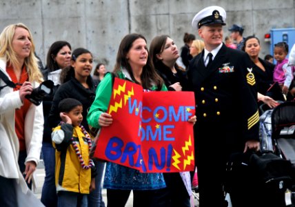 US Navy 101101-N-7103C-221 Family members and friends welcome home Sailors from the aircraft carrier USS George Washington (CVN 73) after a deploym
