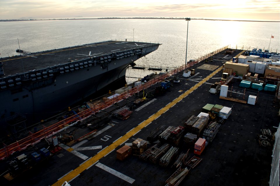 US Navy 101029-N-9643K-036 The amphibious assault ship USS Bonhomme Richard (LHD 6) and the amphibious assault ship USS Makin Island (LHD 8) are mo